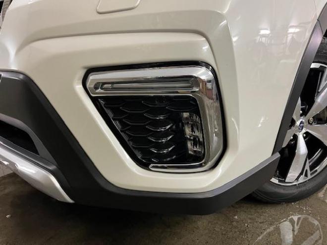 フォレスターアドバンス　寒冷地仕様　禁煙車　安全装備アイサイト　パワーバックドア　純正ブラックハーフレザーシート　純正１８インチＡＷ　スタッドレスタイヤ付　純正ナビ　フルセグ地デジ　Ｂｌｕｅｔｏｏｔｈ　バックカメラ　ＥＴＣ 4WD 2000 5Dr