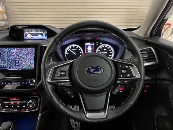 フォレスターアドバンス　寒冷地仕様　禁煙車　安全装備アイサイト　パワーバックドア　純正ブラックハーフレザーシート　純正１８インチＡＷ　スタッドレスタイヤ付　純正ナビ　フルセグ地デジ　Ｂｌｕｅｔｏｏｔｈ　バックカメラ　ＥＴＣ 4WD 2000 5Dr