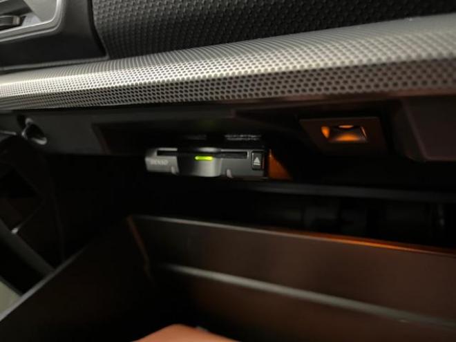 フォレスターアドバンス　寒冷地仕様　禁煙車　安全装備アイサイト　パワーバックドア　純正ブラックハーフレザーシート　純正１８インチＡＷ　スタッドレスタイヤ付　純正ナビ　フルセグ地デジ　Ｂｌｕｅｔｏｏｔｈ　バックカメラ　ＥＴＣ 4WD 2000 5Dr