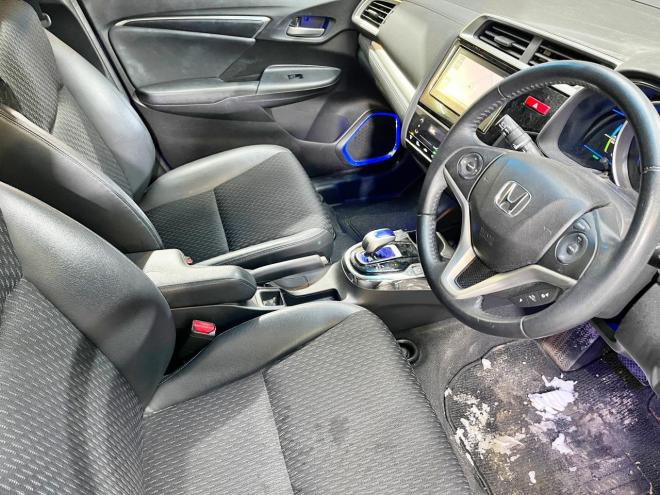 フィット1.5ハイブリッドLパッケージ 4WD 5年保証 スマキー ナビTV Bカメ 夏冬タイヤ ETC 寒冷地仕様 禁煙 車検整備2年付 修復歴無