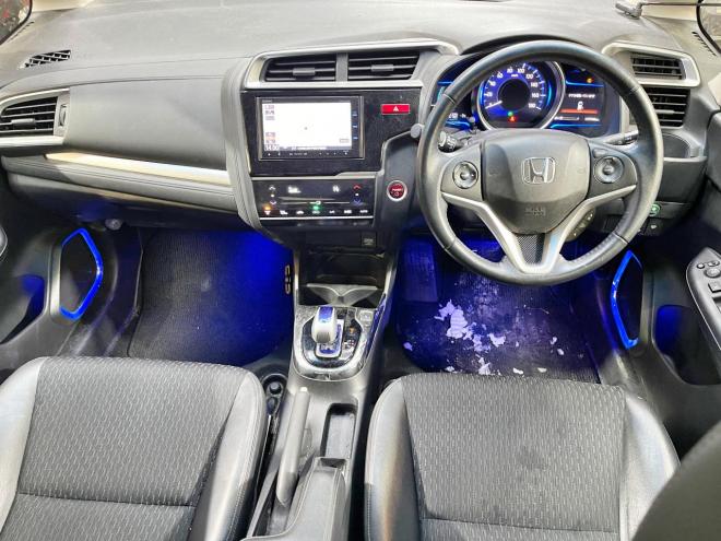 フィット1.5ハイブリッドLパッケージ 4WD 5年保証 スマキー ナビTV Bカメ 夏冬タイヤ ETC 寒冷地仕様 禁煙 車検整備2年付 修復歴無