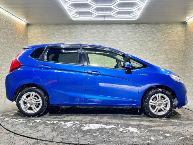 フィット1.5ハイブリッドLパッケージ 4WD 5年保証 スマキー ナビTV Bカメ 夏冬タイヤ ETC 寒冷地仕様 禁煙 車検整備2年付 修復歴無