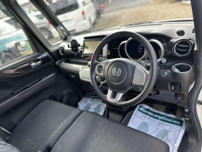 N-BOXカスタムG Lパッケージ 4WD　社外ナビ　左側電動スライドドア　バックカメラ　純正アルミホイール　キーレスエントリー　ABS　パワーウィンドウ　パワステ　盗難防止装置 660