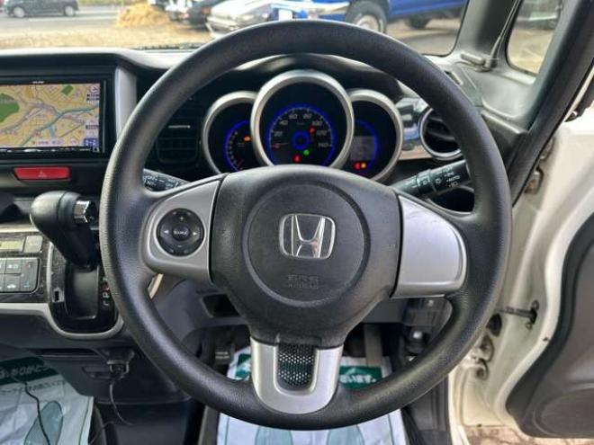 N-BOXカスタムG Lパッケージ 4WD　社外ナビ　左側電動スライドドア　バックカメラ　純正アルミホイール　キーレスエントリー　ABS　パワーウィンドウ　パワステ　盗難防止装置 660