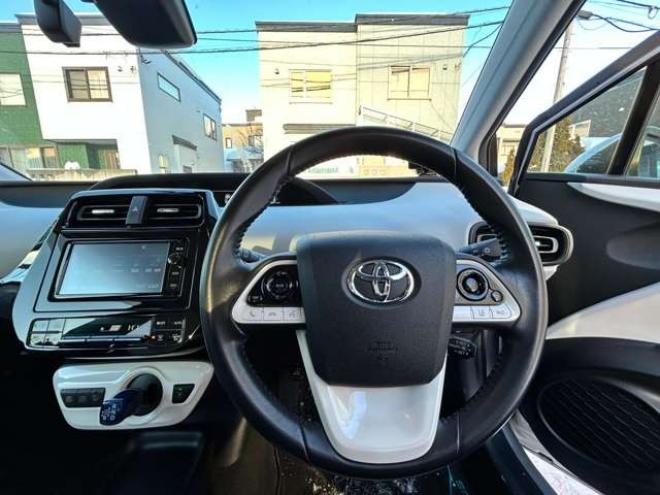 プリウス1.8 S E-Four 4WD　ナビ　TVバックモニター 1800