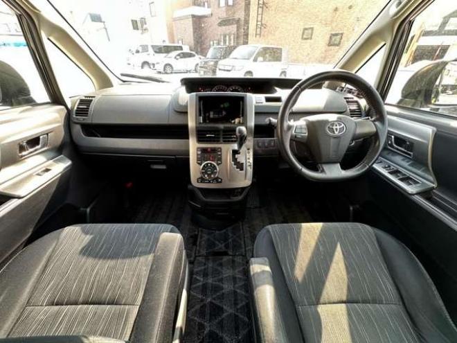 ヴォクシー2.0 ZS 4WD　両側パワースライドドア　プッススタート 2000