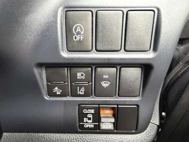 ヴォクシー2.0 X 4WD　電動スライドドア　冬タイヤセット　ドラレコ　アクセル踏み間違い防止装置 ナビTVバックモニター 2000