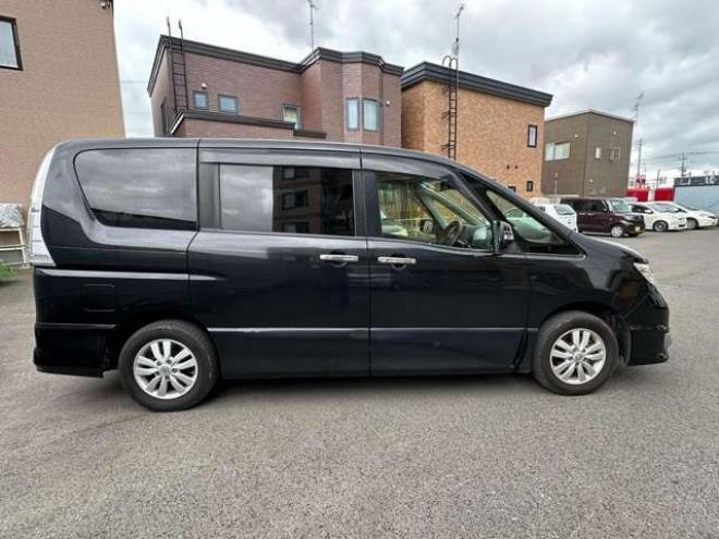 セレナ2.0 ハイウェイスター 4WD　左側パワースライドドア　Bluetooth 2000