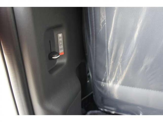 ハイエースバン2.8 スーパーGL ダークプライム S ロングボディ ディーゼルターボ 4WD　ダークプライムS　登録済未使用車　4WD　両側パワースライドドア　デジタルインナーミラー　全方位カメラ　バックカメラ　寒冷地仕様　プッシュスタート　スマートキー　415COBRAフラットベッドキット 登録済未使用車 2800