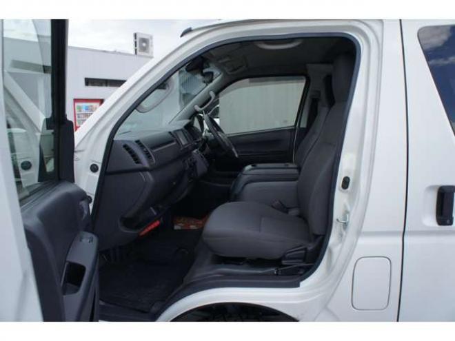 ハイエースバン2.8 DX ロング ディーゼルターボ 4WD　フロントシートセパレート仕様変更済　　　センターコンソール付　415COBRA丸目ライトキット&バッドラッカー16インチAW　415SAFARIフロントスポイラー　TOYOオープンカントリーR/T　電動格納ドアミラー 2800