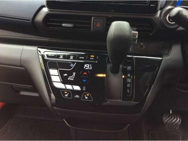 デイズハイウェイスターX 4WD　プッシュスタート　スマートキー　日産純正ナビ　フルセグTV　CD　Bluetooth　全方向カメラ　バックカメラ　本革巻きステアリング　ステアリングスイッチ　クルーズコントロール　シートヒーター　ETC 660