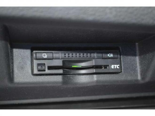 ハリアー2.5 ハイブリッド E-Four プレミアム アドバンストパッケージ 4WD　ワンオーナー車プリクラッシュセーフティ横滑り防止装置ハーフレザーシート全方位モニター付8インチナビ純正ナビTVバックカメラLEDライトETCクルーズコントロールパワーバックドア 2500