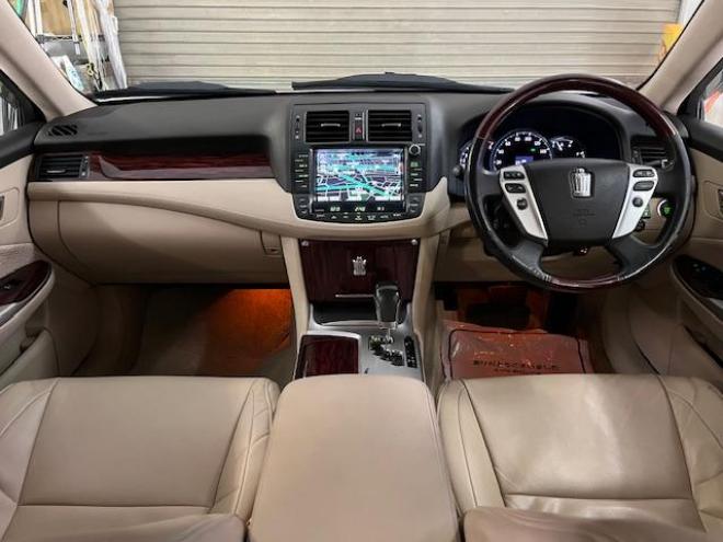 クラウンロイヤルサルーン　ｉ－Ｆｏｕｒ　寒冷地仕様　禁煙車　後期型　社外１６インチＡＷ　スタッドレスタイヤ付　クルーズコントロール　純正ＨＤＤナビ　フルセグ地デジ　ＤＶＤ再生　Ｂｌｕｅｔｏｏｔｈオーディオ　バックカメラ　コーナーセンサー 4WD 2500 4Dr