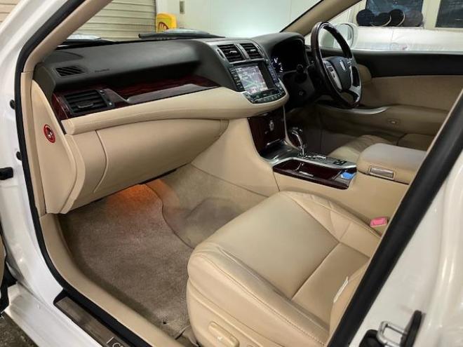 クラウンロイヤルサルーン　ｉ－Ｆｏｕｒ　寒冷地仕様　禁煙車　後期型　社外１６インチＡＷ　スタッドレスタイヤ付　クルーズコントロール　純正ＨＤＤナビ　フルセグ地デジ　ＤＶＤ再生　Ｂｌｕｅｔｏｏｔｈオーディオ　バックカメラ　コーナーセンサー 4WD 2500 4Dr