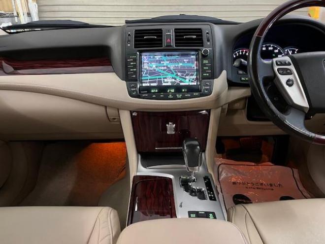 クラウンロイヤルサルーン　ｉ－Ｆｏｕｒ　寒冷地仕様　禁煙車　後期型　社外１６インチＡＷ　スタッドレスタイヤ付　クルーズコントロール　純正ＨＤＤナビ　フルセグ地デジ　ＤＶＤ再生　Ｂｌｕｅｔｏｏｔｈオーディオ　バックカメラ　コーナーセンサー 4WD 2500 4Dr