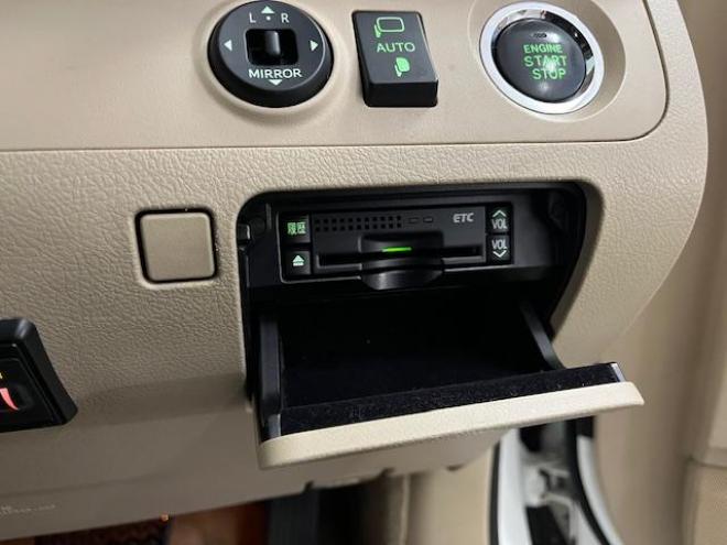 クラウンロイヤルサルーン　ｉ－Ｆｏｕｒ　寒冷地仕様　禁煙車　後期型　社外１６インチＡＷ　スタッドレスタイヤ付　クルーズコントロール　純正ＨＤＤナビ　フルセグ地デジ　ＤＶＤ再生　Ｂｌｕｅｔｏｏｔｈオーディオ　バックカメラ　コーナーセンサー 4WD 2500 4Dr