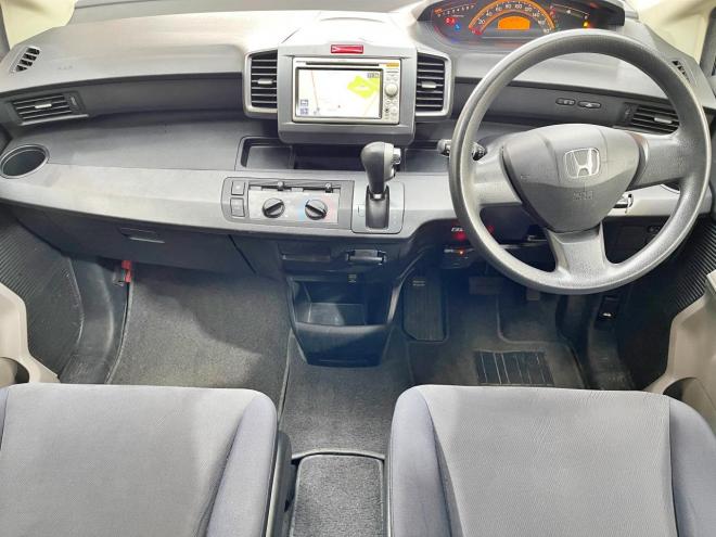 フリード1.5G 4WD 5年保証 ナビ Bカメ ETC 夏冬タイヤ 寒冷地仕様 禁煙 修復歴無