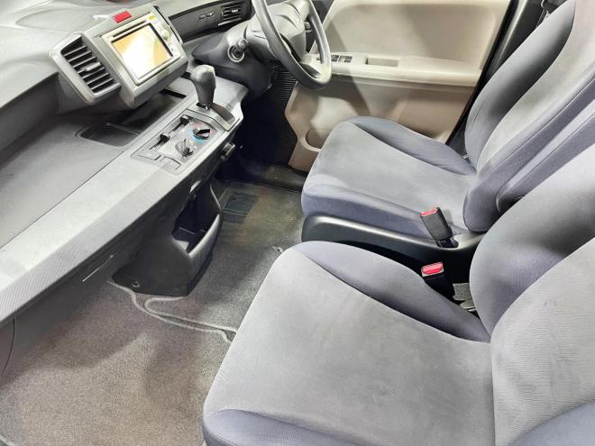 フリード1.5G 4WD 5年保証 ナビ Bカメ ETC 夏冬タイヤ 寒冷地仕様 禁煙 修復歴無