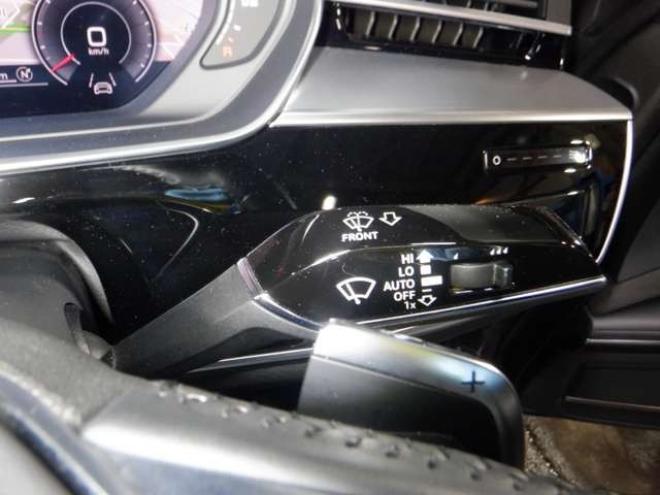 アウディA8 55 TFSI クワトロ 4WD　本州仕入・ナビ・TV・B/T・サンルーフ・黒革・360°カメラ・LEDヘッドライト・後席リモート・BANG&OLUSENサウンド・電動トランク・全席電動シート・全席パワークロージングドア・ヘッドアップディスプレイ 3000