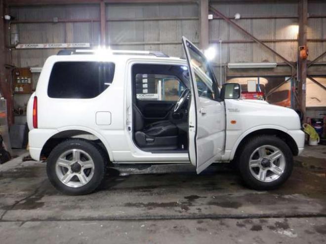 ジムニーワイルドウインド 4WD　本州仕入・ナビ・TV・Bカメラ・専用レザーシート・ETC・キーレス・シートヒーター・フォグランプ・ターボ・純正AW・電動格納ミラー・ミラーヒーター・ルーフレール 660