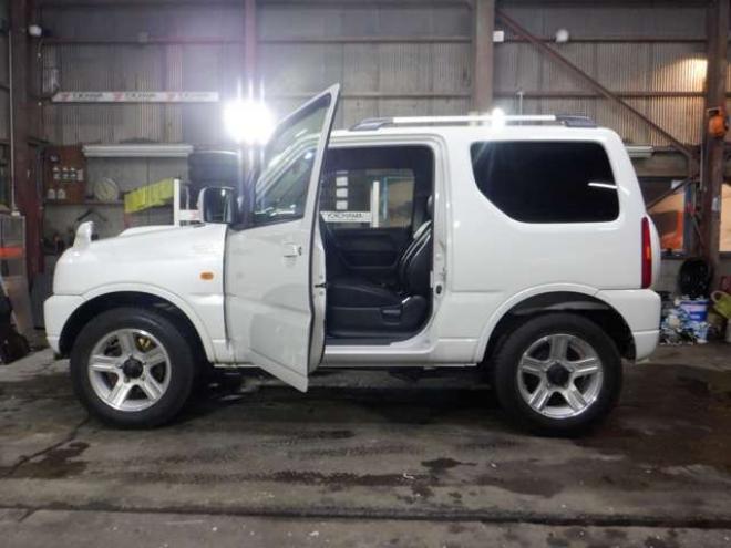 ジムニーワイルドウインド 4WD　本州仕入・ナビ・TV・Bカメラ・専用レザーシート・ETC・キーレス・シートヒーター・フォグランプ・ターボ・純正AW・電動格納ミラー・ミラーヒーター・ルーフレール 660