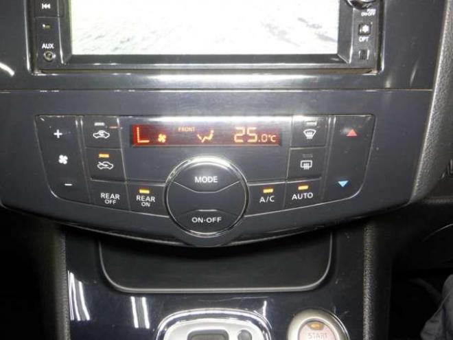 セレナ2.0 ハイウェイスター 4WD　ナビ・TV・Bカメラ・B/T・両側電動・インテリキー・プッシュスタート・アイドリングストップ・クルコン・HID・ETC・フォグランプ・純正AW・寒冷地仕様・純正エンスタ・リア席サンシェード 2000