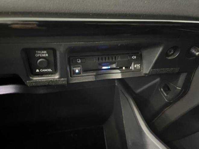 クラウンハイブリッドＲＳアドバンス　本州仕入　ワンオーナー　寒冷地仕様　禁煙車　電動サンルーフ　ヘッドアップディスプレイ　シーケンシャルウィンカー　純正ブラックレザーシート　純正１８インチスパッタリングＡＷ　社外１７ＡＷ＋スタッドレス付 4WD 2500 4Dr