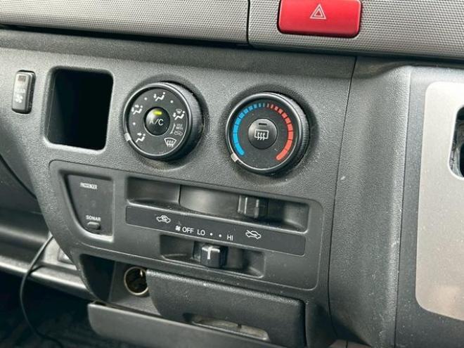 ハイエースバン　４ＷＤ　ＥＴＣ　両側スライドドア　アルミホイール　エアコン　パワーウィンドウ　運転席エアバッグ　助手席エアバッグ　ＣＤ　ＵＳＢ　Ｂｌｕｅｔｏｏｔｈ 4WD 2500(D) 5Dr