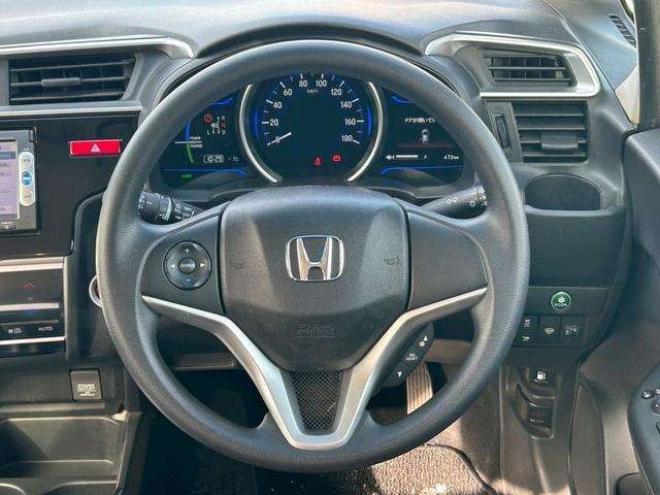 フィット1.5 ハイブリッド Fパッケージ 4WD　バックカメラ　ナビ　オートエアコン　　　キーレス　メンテナンスノート　取り扱い説明書　ETC　オーディオ 1500