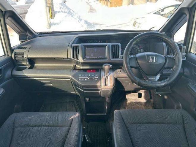 ステップワゴン2.0 スパーダ Z 4WD　スマートキー　衝突安全ボディー　電動格納ミラー　3列シート　サイドカメラ　バックカメラ 2000