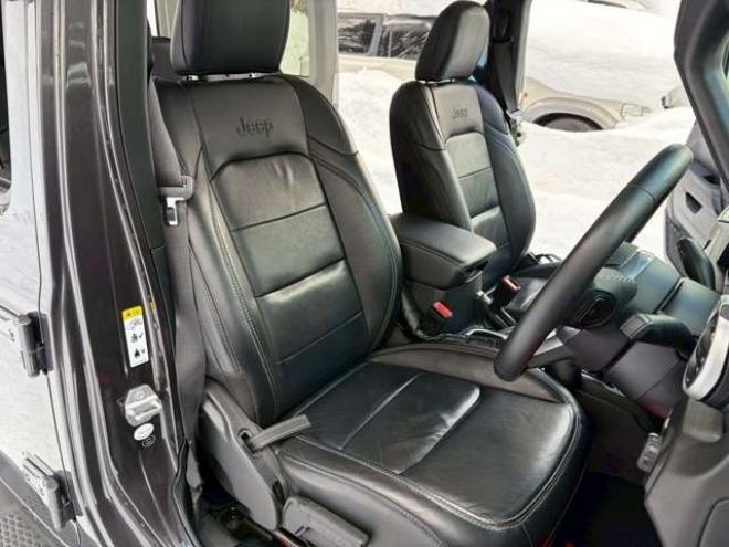 ラングラーアンリミテッド サハラ 3.6L 4WD　エアコン　クルーズコントロール　パワステ　パワーウィンドウ　フロントカメラ　サイドカメラ　バックカメラ　キーレスエントリー　アルミホイール　ABS　横滑り防止装置　盗難防止装置　フルセグTV 正規輸入車 3600