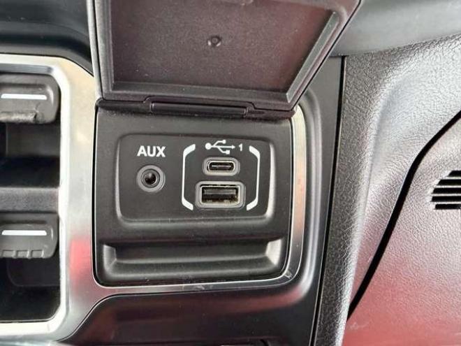 ラングラーアンリミテッド サハラ 3.6L 4WD　エアコン　クルーズコントロール　パワステ　パワーウィンドウ　フロントカメラ　サイドカメラ　バックカメラ　キーレスエントリー　アルミホイール　ABS　横滑り防止装置　盗難防止装置　フルセグTV 正規輸入車 3600