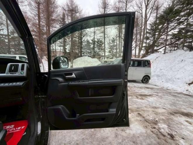 ステップワゴン2.0 スパーダ Z クールスピリット 4WD　純正地デジナビ　エンジンスターター　クルーズコントロール　フリップダウン　ABS　パワステ　パワーウィンドウ　キーレスエントリー　スマートキー　3列シート　両側電動スライドドア　社外アルミ 2000