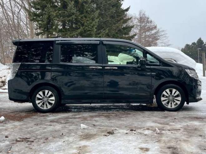 ステップワゴン2.0 スパーダ Z クールスピリット 4WD　純正地デジナビ　エンジンスターター　クルーズコントロール　フリップダウン　ABS　パワステ　パワーウィンドウ　キーレスエントリー　スマートキー　3列シート　両側電動スライドドア　社外アルミ 2000