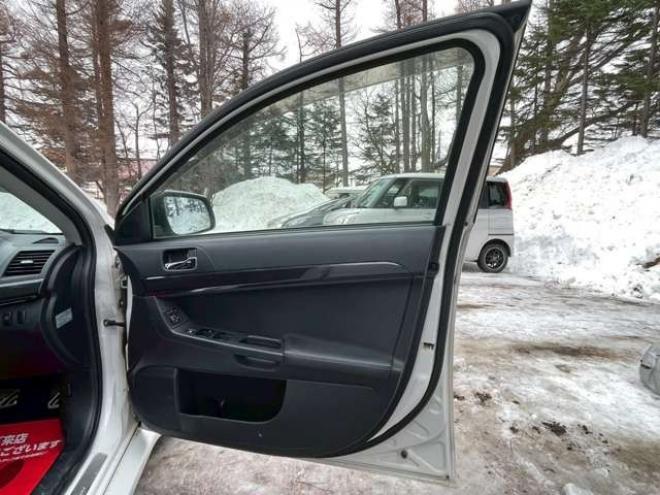 ランサーエボリューション 2.0 GSR X 4WD　ブリッツ車高調　社外マフラー(カキモト)　ローダウン　ETC　ABS　横滑り防止装置　盗難防止装置　エアコン　パワーウィンドウ　パワステ　キーレスエントリー　純正ナビ　社外アルミ 2000