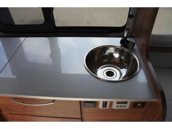 ハイエースバンスーパーロングHR　8人乗りキャンピング4WD　走行充電&外部充電&サブバッテリー　　　&FFヒーター&冷蔵庫&シンク&給排水　アルパインBIG-X&フリップダウン　415COBRAフロントリップ&バッドラッカー17AW　デジタルインナー　全方位カメラ 2700