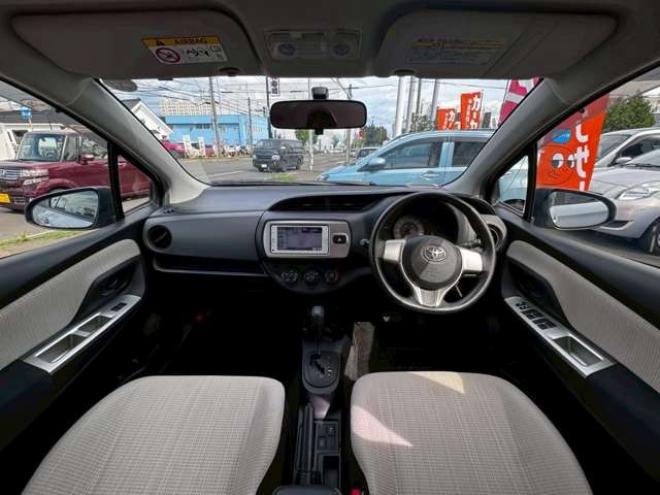 ヴィッツ1.3 F 4WD　キーレス　バックカメラ　純正ナビ　CD  Bluetooth  横滑り防止システム　オート4WD  ワイパーデアイサー　ウィンカーミラー 1300