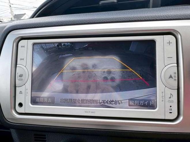 ヴィッツ1.3 F 4WD　キーレス　バックカメラ　純正ナビ　CD  Bluetooth  横滑り防止システム　オート4WD  ワイパーデアイサー　ウィンカーミラー 1300