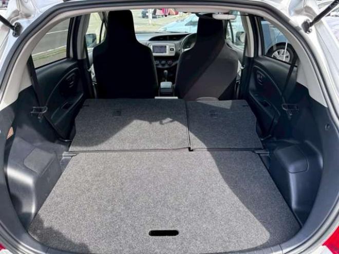 ヴィッツ1.3 F 4WD　キーレス　バックカメラ　純正ナビ　CD  Bluetooth  横滑り防止システム　オート4WD  ワイパーデアイサー　ウィンカーミラー 1300