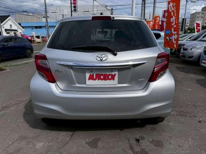 ヴィッツ1.3 F 4WD　キーレス　バックカメラ　純正ナビ　CD  Bluetooth  横滑り防止システム　オート4WD  ワイパーデアイサー　ウィンカーミラー 1300