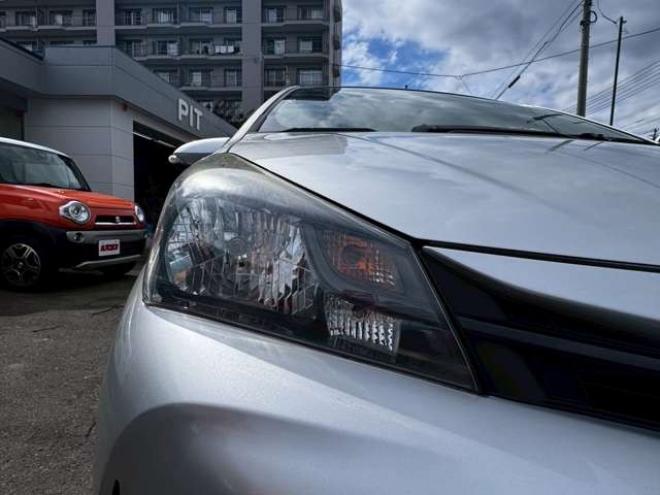 ヴィッツ1.3 F 4WD　キーレス　バックカメラ　純正ナビ　CD  Bluetooth  横滑り防止システム　オート4WD  ワイパーデアイサー　ウィンカーミラー 1300