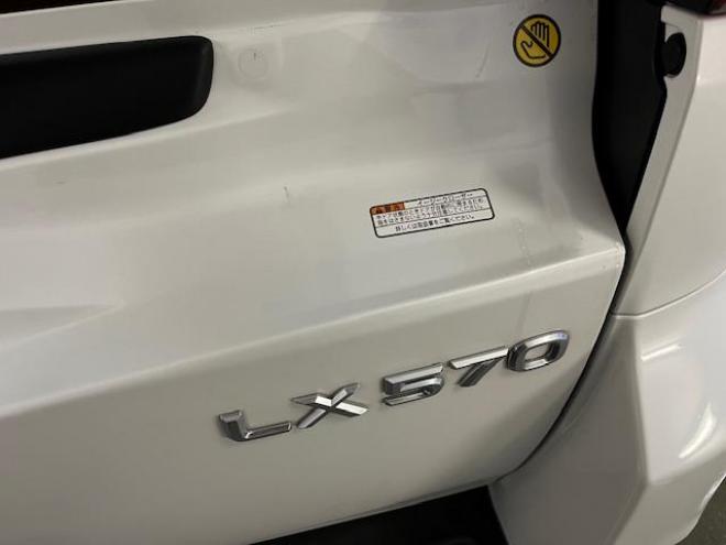 レクサスＬＸ５７０　本州仕入　寒冷地仕様　禁煙車　リアエンターテイメント　純正２１インチＡＷ　社外１８ＡＷ＋スタッドレスタイヤ付　ヘッドアップディスプレイ　全方位パノラミックモニター　ＣＯＯＬＢＯＸ　前後ドラレコ　ＥＴＣ 4WD 5700 5Dr