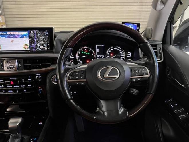 レクサスＬＸ５７０　本州仕入　寒冷地仕様　禁煙車　リアエンターテイメント　純正２１インチＡＷ　社外１８ＡＷ＋スタッドレスタイヤ付　ヘッドアップディスプレイ　全方位パノラミックモニター　ＣＯＯＬＢＯＸ　前後ドラレコ　ＥＴＣ 4WD 5700 5Dr