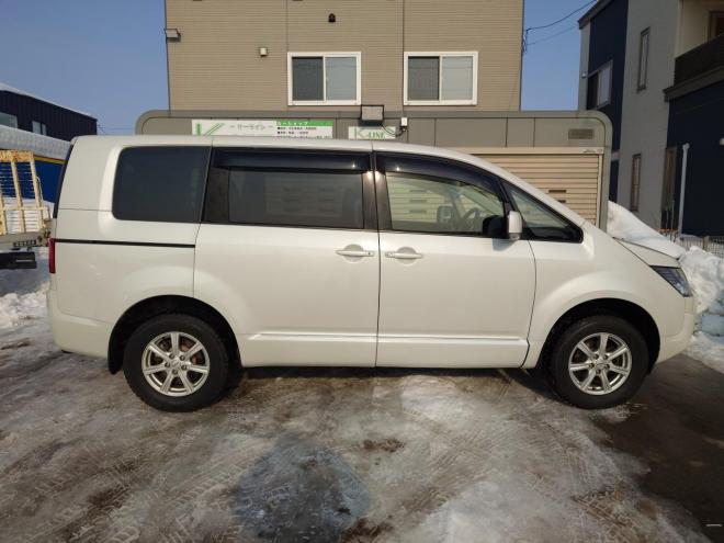 デリカD:5　Gパワーパッケージ 　両側パワースライドドア　エンジンスターター　パナソニックストラーダナビ・TV・バックカメラ　スマートキー　ビルトインETC　パドルシフト　オートライト機能　ウィンカーミラー　HID　LEDフォグランプ　クルーズコントロール　タイミングチェーン　4WD 2400 5Dr