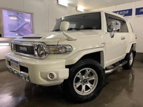 FJクルーザー　オフロードパッケージ　禁煙車　リアデフロック　クロールコントロール　アクティブトラクションコントロール　ＭＫＷ２０インチＡＷ　社外１７ＡＷ＋スタッドレスタイヤ付　ブラックレザーシートカバー　コーナーセンサー　ヒッチメンバー 4WD 4000 3Dr