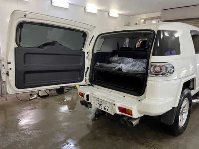 FJクルーザーオフロードパッケージ　禁煙車　リアデフロック　クロールコントロール　アクティブトラクションコントロール　ＭＫＷ２０インチＡＷ　社外１７ＡＷ＋スタッドレスタイヤ付　ブラックレザーシートカバー　コーナーセンサー　ヒッチメンバー 4WD 4000 3Dr