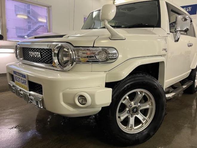 FJクルーザーオフロードパッケージ　禁煙車　リアデフロック　クロールコントロール　アクティブトラクションコントロール　ＭＫＷ２０インチＡＷ　社外１７ＡＷ＋スタッドレスタイヤ付　ブラックレザーシートカバー　コーナーセンサー　ヒッチメンバー 4WD 4000 3Dr