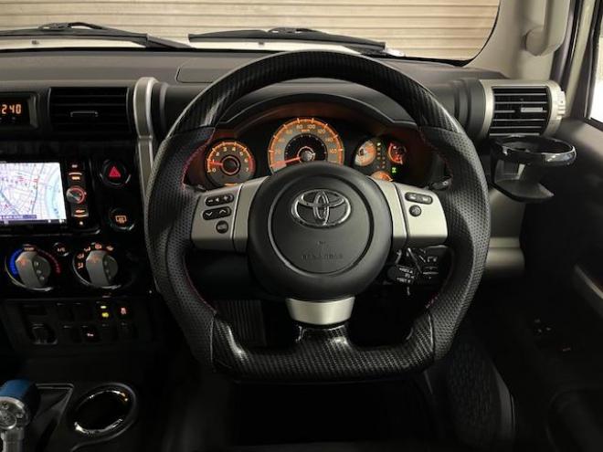 FJクルーザーオフロードパッケージ　禁煙車　リアデフロック　クロールコントロール　アクティブトラクションコントロール　ＭＫＷ２０インチＡＷ　社外１７ＡＷ＋スタッドレスタイヤ付　ブラックレザーシートカバー　コーナーセンサー　ヒッチメンバー 4WD 4000 3Dr