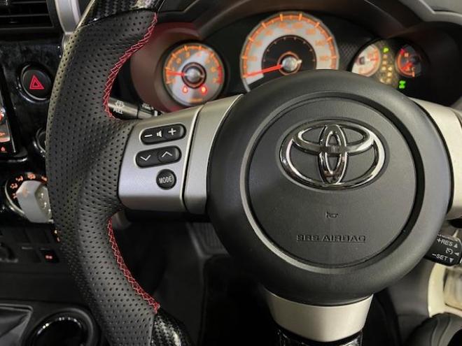 FJクルーザーオフロードパッケージ　禁煙車　リアデフロック　クロールコントロール　アクティブトラクションコントロール　ＭＫＷ２０インチＡＷ　社外１７ＡＷ＋スタッドレスタイヤ付　ブラックレザーシートカバー　コーナーセンサー　ヒッチメンバー 4WD 4000 3Dr