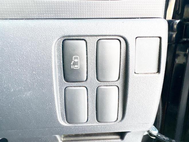 セレナ2.0ライダー 4WD　ローンが不安な方＜優遇ローン＞1年保証　寒冷地仕様　純正ナビ 